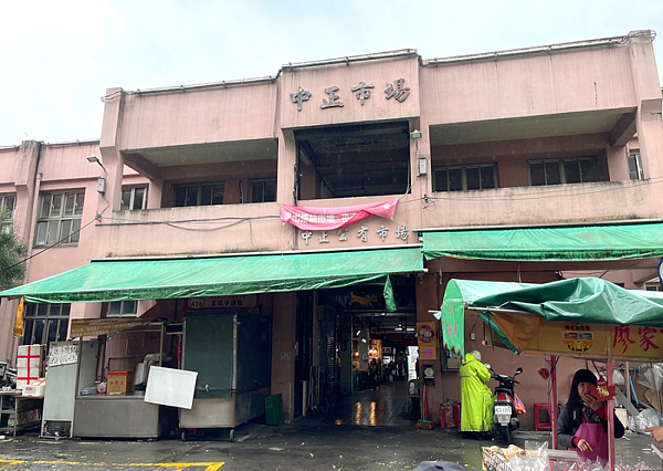 汐止中正公有零售市場位於汐止區中正路206號,於民國62年設立,為地上2層建物,現有74攤攤商,距離汐止火車站步行僅需5分鐘,交通便利。圖/新北市政府市場處提供