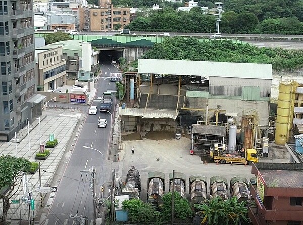 新北市府表示，土城承天路14號瀝青工廠違建，占用計畫道路多年（圖右），早已領取道路徵收補償金800萬元，市府也給予3次機會緩拆，業者不拆還向外界不實指控，市府將在近期拆除違建。圖／新北市工務局提供