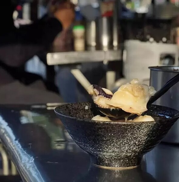 位於萬華車站旁的花枝羹以大塊厚實出名。圖/摘自店家粉絲團