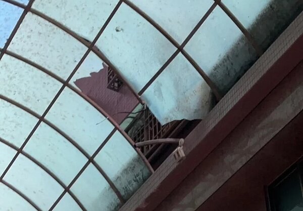 高雄市苓雅區85大樓附近今天下午傳墜樓意外,男子穿破遮陽棚摔落商店街死亡。圖/讀者提供