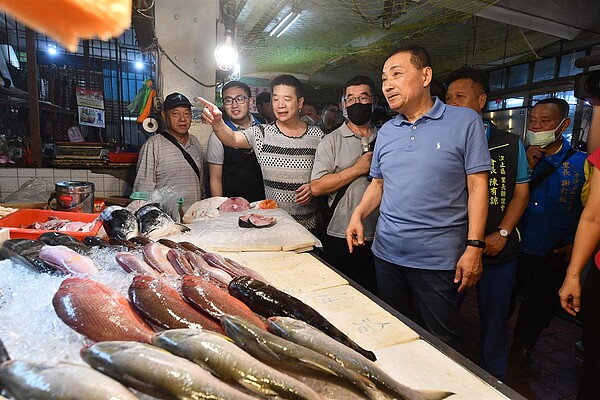 新北市長侯友宜今(1)日前往汐止中正公有零售市場視察。圖/新北市政府提供