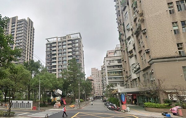 汐止因缺乏捷運機能以及山區地勢影響，削弱房市強度，這次的爆量倒是一亮點；淡水房價一直有親民優勢，為不少低總投資客、置產出租以及首購族的大地盤。圖／google map
