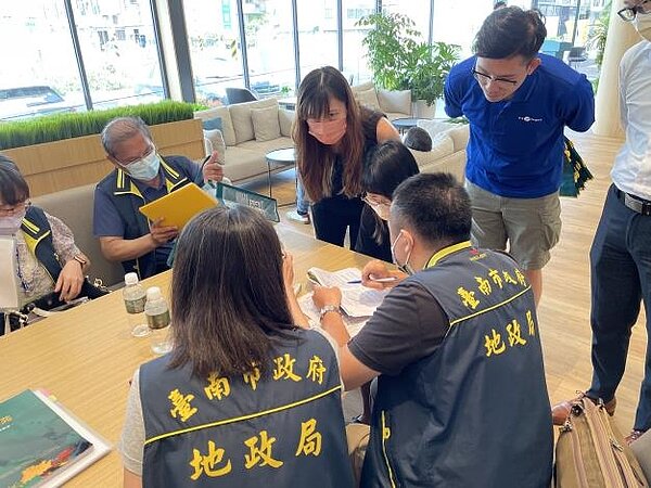 台南地政局表示,在提升查核比例的情況下,違反實價登錄申報案件的裁罰金額從111年度的425萬5千元,降到112年度第1、2季的83萬元。圖/地政局提供