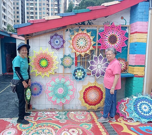 彩虹眷村結合在地藝術家、師生、社區居民共同創作。圖/台中市文化局提供