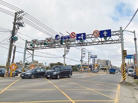 桃園市大園市區往大園交流道方向中正東路調撥車道，因國2甲優先段通車紓解車流，預計6月底前退場。（蔡明攝）