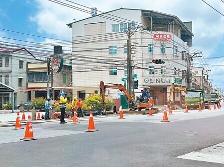 
台灣自來水公司第七區管理處副處長徐志宏表示，高雄市旗山地區因施工發生狀況臨時停水，停水通知做得不周全，將請旗山所再加強。（林雅惠攝）
