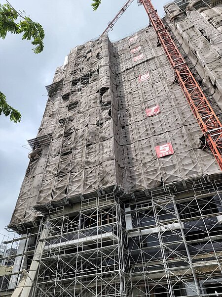 高雄小港區有處建築工地鷹架掉落砸到鄰房,高市工務局獲報前往查察,發現現場未有適當維護安全的設施。記者王昭月/翻攝