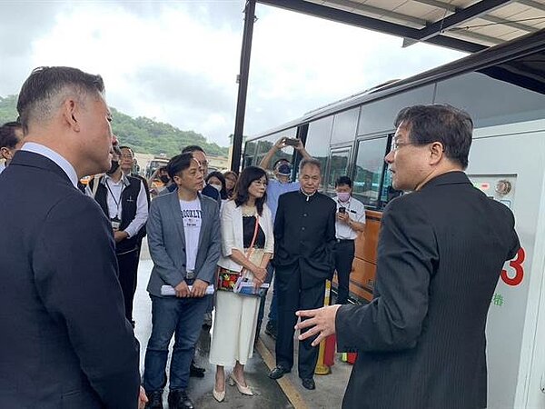 台北市議會交通委員會視察成運汽車五股廠,針對電巴示範區土地、充電樁普及化以及未來用電問題作討論。(台北市議員李明賢提供/劉彥宜台北傳真)
