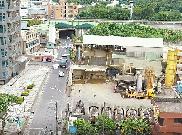 新北市土城區承天路鄰近工業區,市府辦理「土城都市計畫」,劃設承天路14號計畫道路,近期將拆除計畫道路上的違章瀝青廠。(新北市工務局提供/蔡雯如新北傳真)