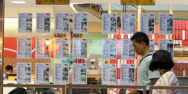 內政部「中產以下自用住宅貸款戶支持專案」1日上午9時開始受理線上申請,截至下午3時已突破6萬人完成。。圖/中時報資料照片