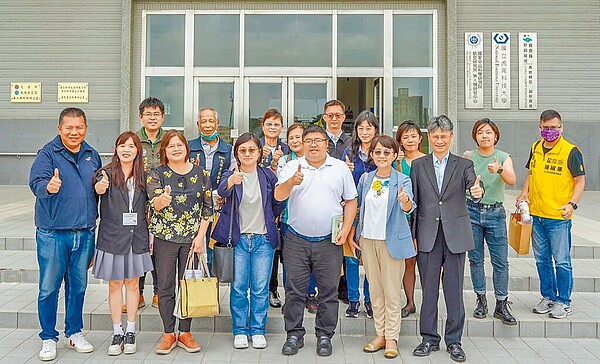 立法院教育及文化委員會1日到亞洲無人機AI創新應用研發中心,聽取嘉義科學園區實驗中學籌備狀況。(蔡易餘辦公室提供/呂妍庭嘉義傳真)