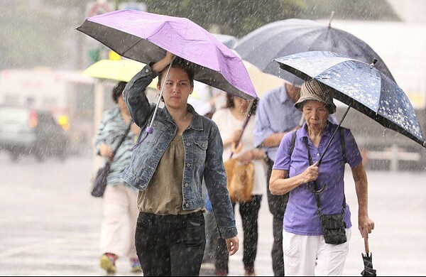 滯留鋒影響期間，常造成顯著豪大雨，甚至出現劇烈天氣。示意圖。圖／聯合報系資料照