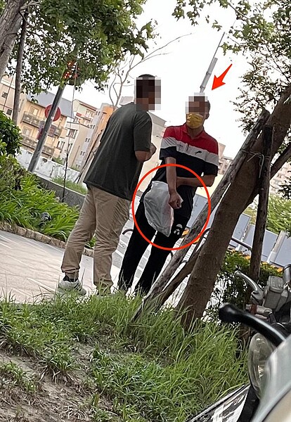 台中市賴姓高中生在4日墜樓亡,賴被拍到案發前與夏姓配偶同搭電梯,夏在案發後被拍到,與搭乘電梯時衣著不同,手還拿著一包物品。圖/讀者提供