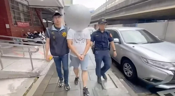 犯嫌彭男(中)稱,攝像機是自拍用,忘記帶走才留在房內。記者陳敬丰/翻攝