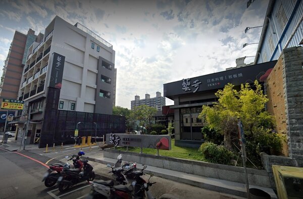 經營11年的連鎖日料「藝奇台中福雅店」於上月31日歇業。圖／截自Google Maps