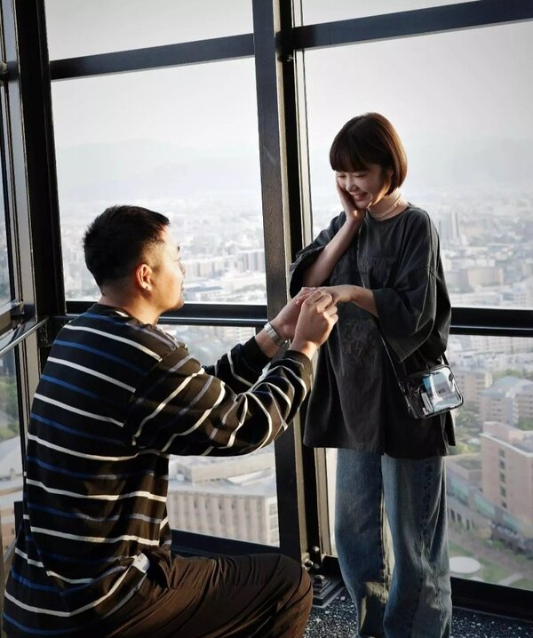 男友下跪向李佳穎求婚。圖／摘自臉書
