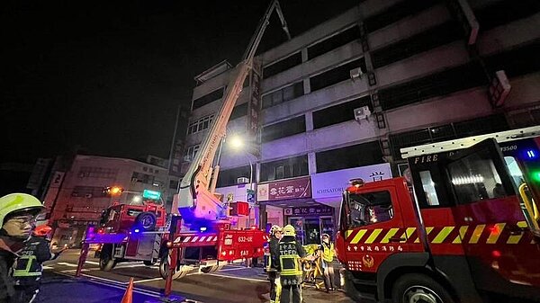 台中市豐原百年餅舖「雪花齋」2日凌晨突然發生大火,屋內7人一度受困。圖/翻攝畫面