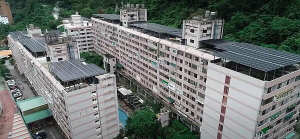 台東知本溫泉區「逸軒溫泉天廈大樓」35間套房遭法拍,首度使用無人機空拍影片,供民眾了解屋況。圖/執行署花蓮分署提供