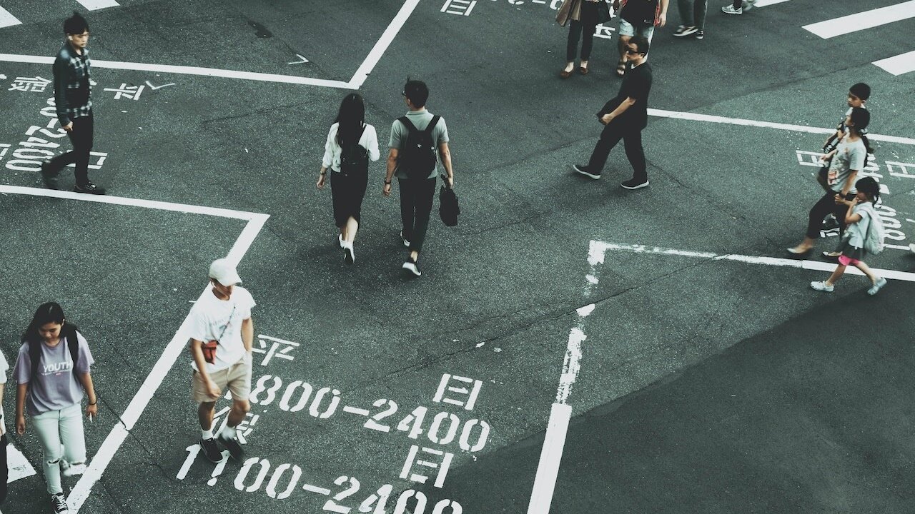 ▼許多網友認為不同世代的人面臨的時代環境根本不一樣,以此論斷當代年輕人「不如上一代」太過草率。(示意圖/取自<a href="https://www.pexels.com/zh-tw/photo/3073037/"><span style="color:#000000;">Pexels</span></a>)