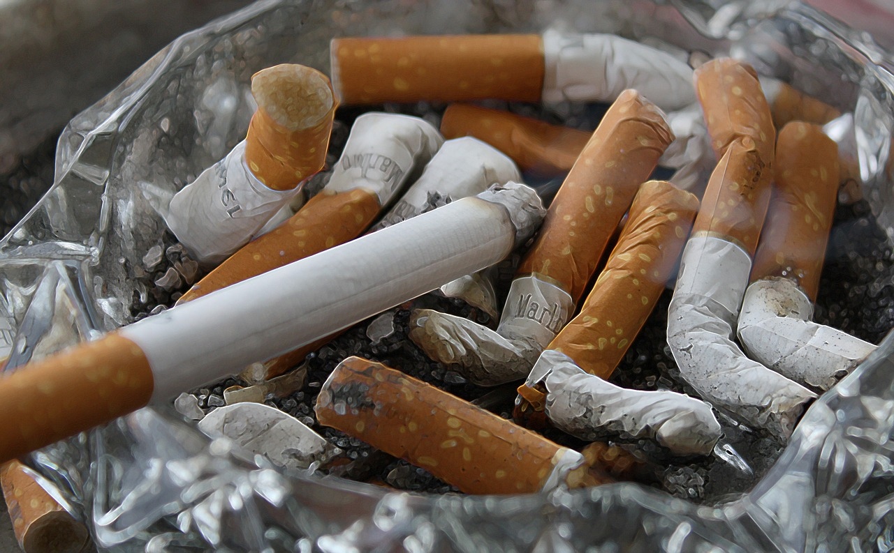 ▼原PO不滿退租時房東以「菸味太重」為由扣他押金，抱怨「法律有規定房子內不能抽菸嗎？」。（示意圖，吸菸有害健康／取自<a href="https://pixabay.com/photos/cigarettes-ashtray-ash-smoking-83571/"><span style="color:#000000;">pixabay</span></a>）