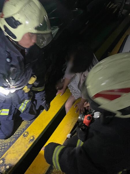 陳女小酌後重心不穩,下車後整隻腳墜落至機械式停車格縫隙。圖/好房網News記者徐沛琪翻攝