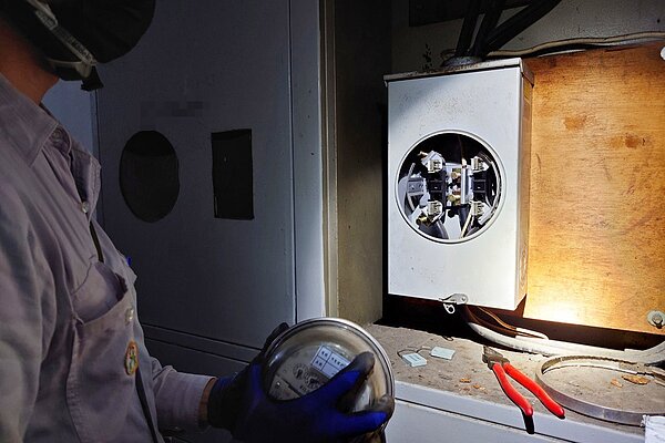 新北市公安小組將新店某處工業區,違規經營視聽歌唱業者,執行斷電處分。圖/新北城鄉局提供