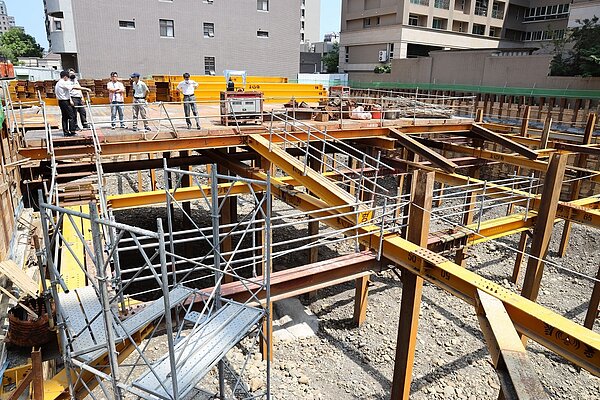 豐邑建設在新竹縣的工地持續停工中。圖/新竹縣政府提供