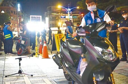 桃園市「靜桃計畫」啟動,由環保局、警察局、監理站每天晚上聯合稽查,1日首日攔查疑似改裝車輛89輛,經環保局儀器測試逾越噪音管制當場開罰噪音超標48件。(賴佑維攝)
