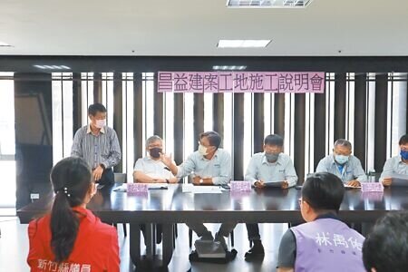 竹北市自強六街與光明六路東一段有其他建商即將開發新建案,居民擔憂有安全疑慮,新竹縣府工務處要求該建商舉辦施工說明會。(邱立雅攝)