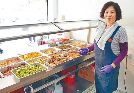 林英美在愛子離世後，以他最愛的素食料理開設自助餐店，透過此舉傳達對兒子的思念。（林和生攝）