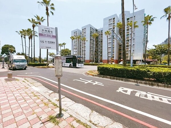 議員林美燕質詢指大林國宅公車站因慢車道太窄,公車無法靠站,搭公車反而要去快車道上車。圖/林美燕提供