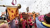 雲林六房媽祖搬新家！爆20萬人潮隨香