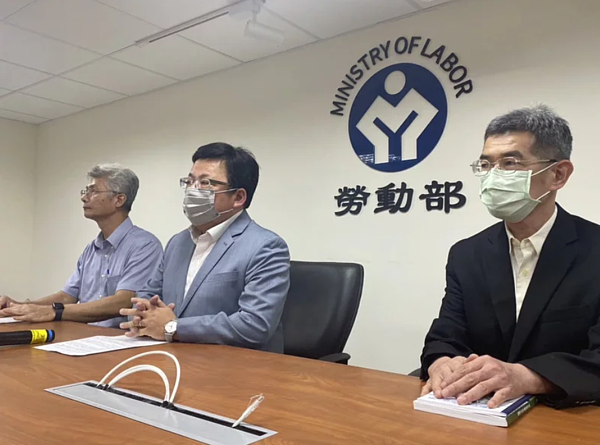 民進黨再爆出性騷吃案，時任黨部主管的蔡沐霖已轉任勞動部次長李俊俋（中）的機要秘書，勞動部昨下午召開記者會，李俊俋表示蔡沐霖前晚向他請辭，並稍微跟他提起這件事（第二起女性前黨工事件），這是他第一次聽到這件事，過去並不知情。建議他該檢討、處理的就要面對、接受。記者許正宏／攝影