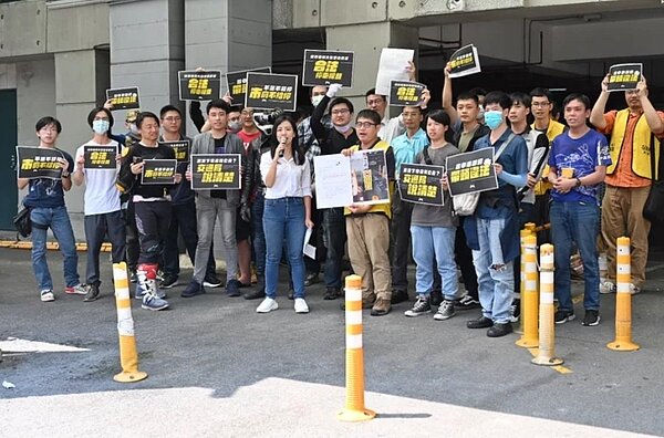 台中市議員吳佩芸發起會勘停車場行動,大型重機騎士及機車路權權益促進會到場響應。圖/吳佩芸提供