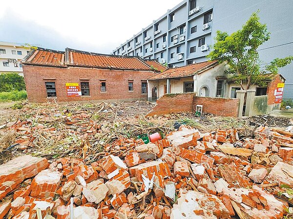 新竹市議員廖子齊指出,新竹市浸水南街楊家古厝今年3月才剛被指定為市定古蹟,近日建商竟以除草為由,強拆三代宅花園圍牆。(廖子齊提供/王惠慧新竹傳真)