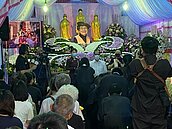 「萬秀洗衣店」網紅秀娥阿嬤公祭　萬吉阿公落淚揪心