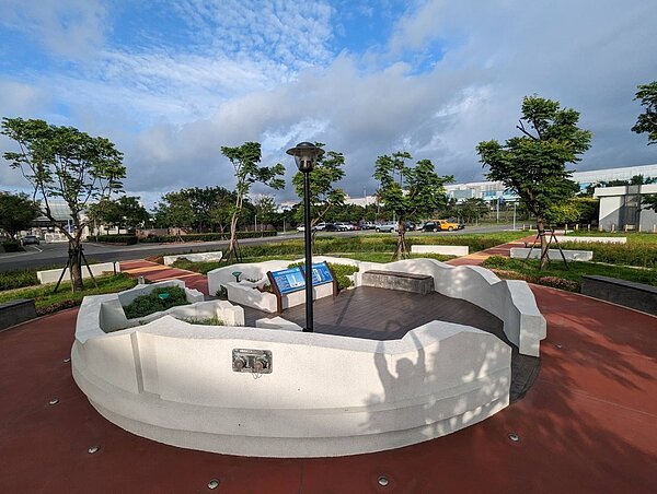 民航局去年起執行拆除舊塔台作業，保留部分牆體設為塔台園區一景。圖／民航局提供