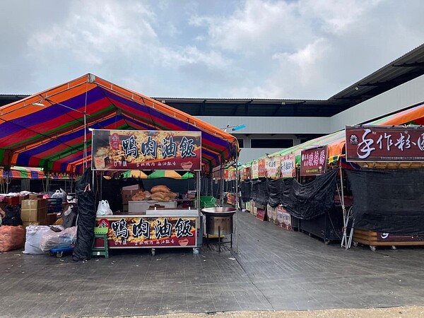 位於金門縣金城鎮環島北路及民權路口的違章建築開擺夜市。圖/金門縣政府提供