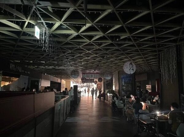 桃園環球購物中心今天中午一度停電約30分鐘，整棟大樓陷入一片漆黑。圖／聯合報讀者提供
