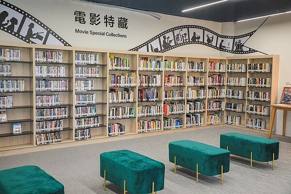 深波圖書館也是電影院,典藏電影海報1627張、35釐米膠卷電影24部。圖/中市府提供
