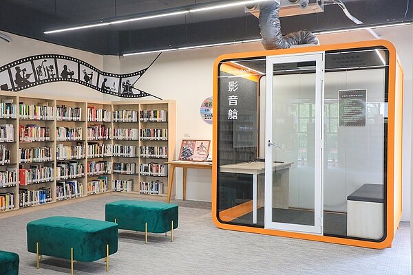 台中首座個人「影音艙」讓民眾享受專屬的影音服務。圖/中市府提供