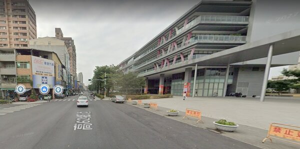 高雄市鳳山行政中心周圍。圖／Google Maps