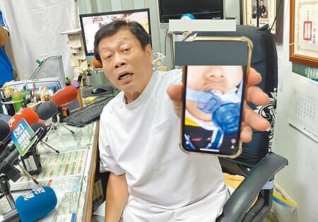 中山醫學大學法醫系主任高大成3日指出,日前二次驗屍賴生,在賴生上脣發現壓痕。(馮惠宜攝)