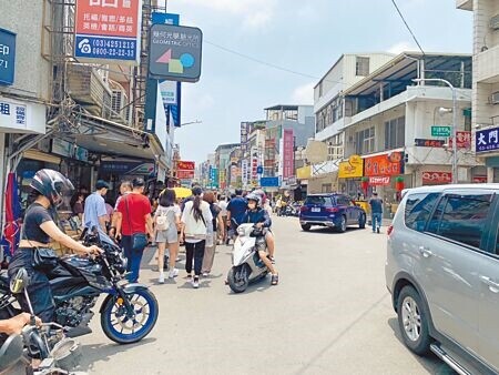 桃園市中壢區中原大學外中北路，由於緊鄰校園、夜市及停車場等，人車潮眾多，地方盼設人行道、解決塞車問題，交通局將調查回堵原因並研擬配套措施。（蔡明攝）