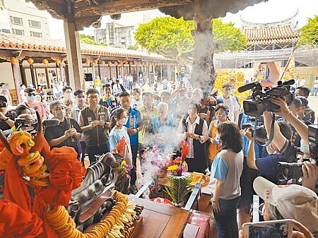 2023鹿港慶端陽系列活動正式展開,3日彰化縣長王惠美現身鹿港龍山寺恭請龍王出神龕,上街進行祈福賜福遶境。(吳建輝攝)