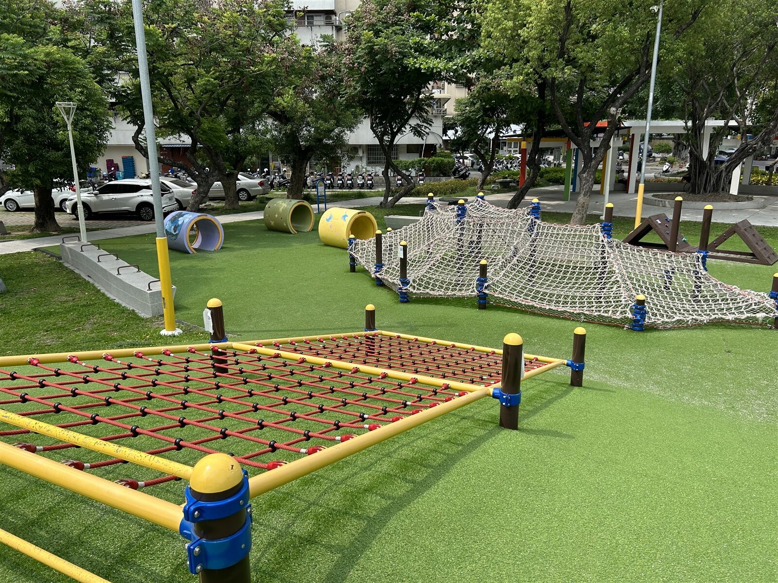 高雄市特色公園愈來愈多,議員白喬茵追查發現,維護費高出傳統甚多。記者徐白櫻/攝影