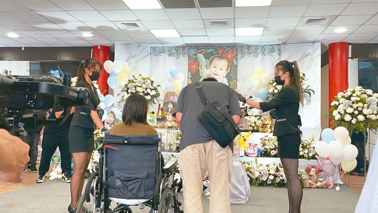 余母因車禍受傷,開刀後復健中,坐著輪椅到場,與先生送別女兒。記者邵心杰/攝影