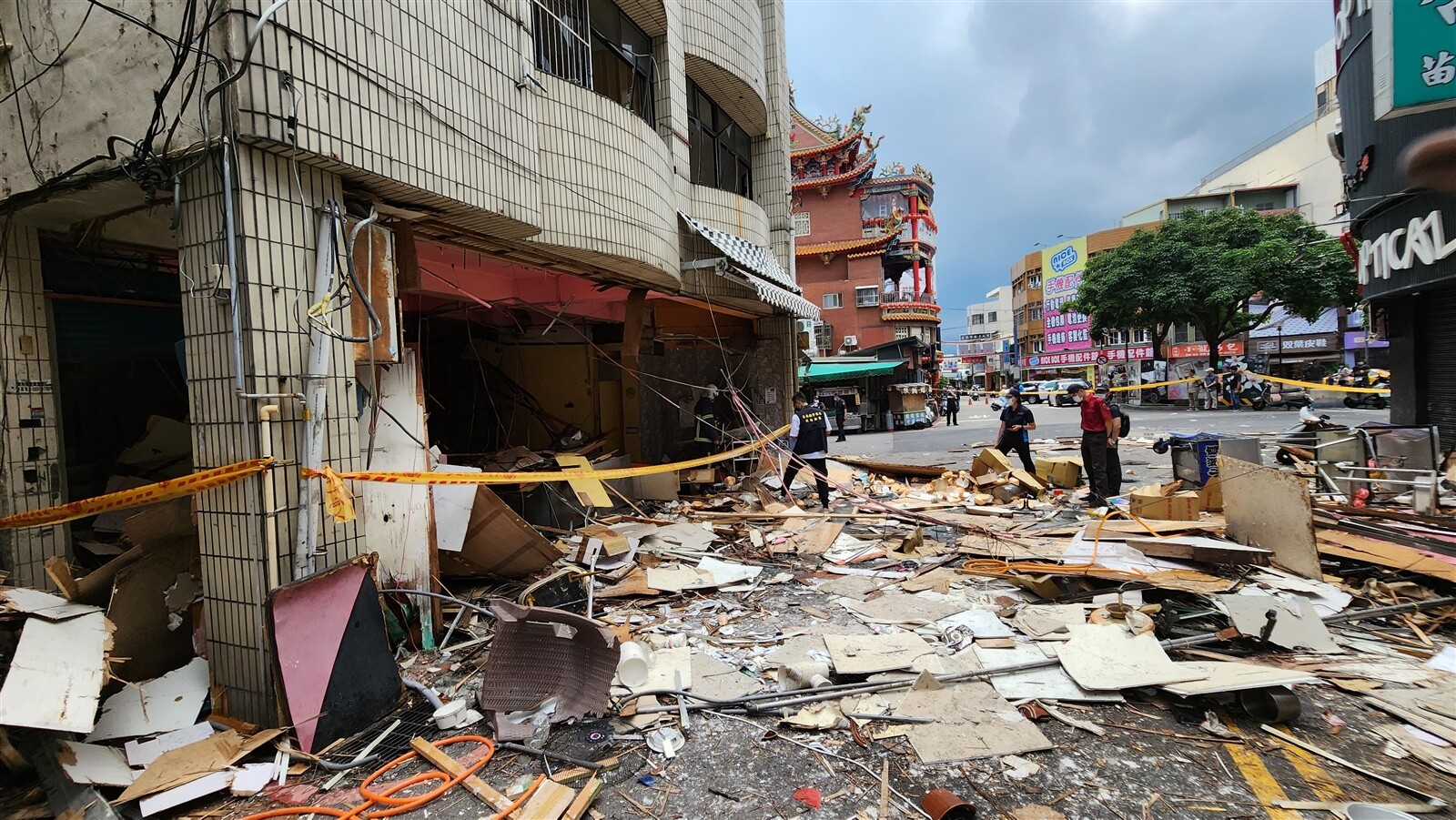 苗栗市南苗鬧區一家牛肉麵店昨天發生嚴重氣爆意外，烈焰、碎裂物和濃煙吞噬整個街口，現場滿目瘡痍。記者胡蓬生／攝影 