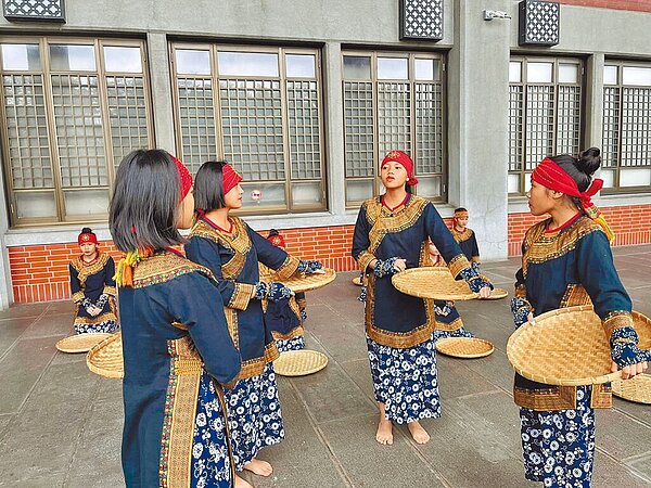 台東縣大武國中原舞社19名學生為備戰全國賽,每周六早上9時30分就到校練舞,一直排練到中午才結束。(翻攝照片/蕭嘉蕙台東傳真)