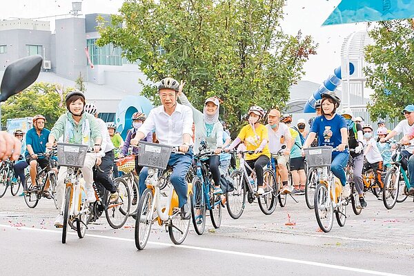 嘉義縣長翁章梁(前左二)響應世界自行車日,帶頭騎自行車遊水上。(嘉義縣政府提供/廖素慧嘉縣傳真)